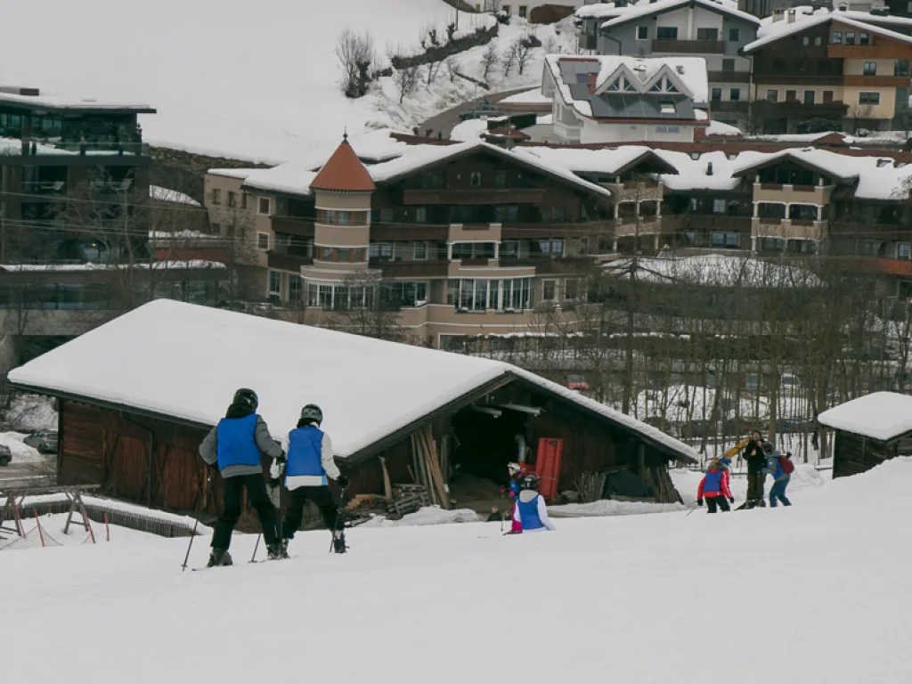 Blick über die Piste auf die Häuser des Orts.